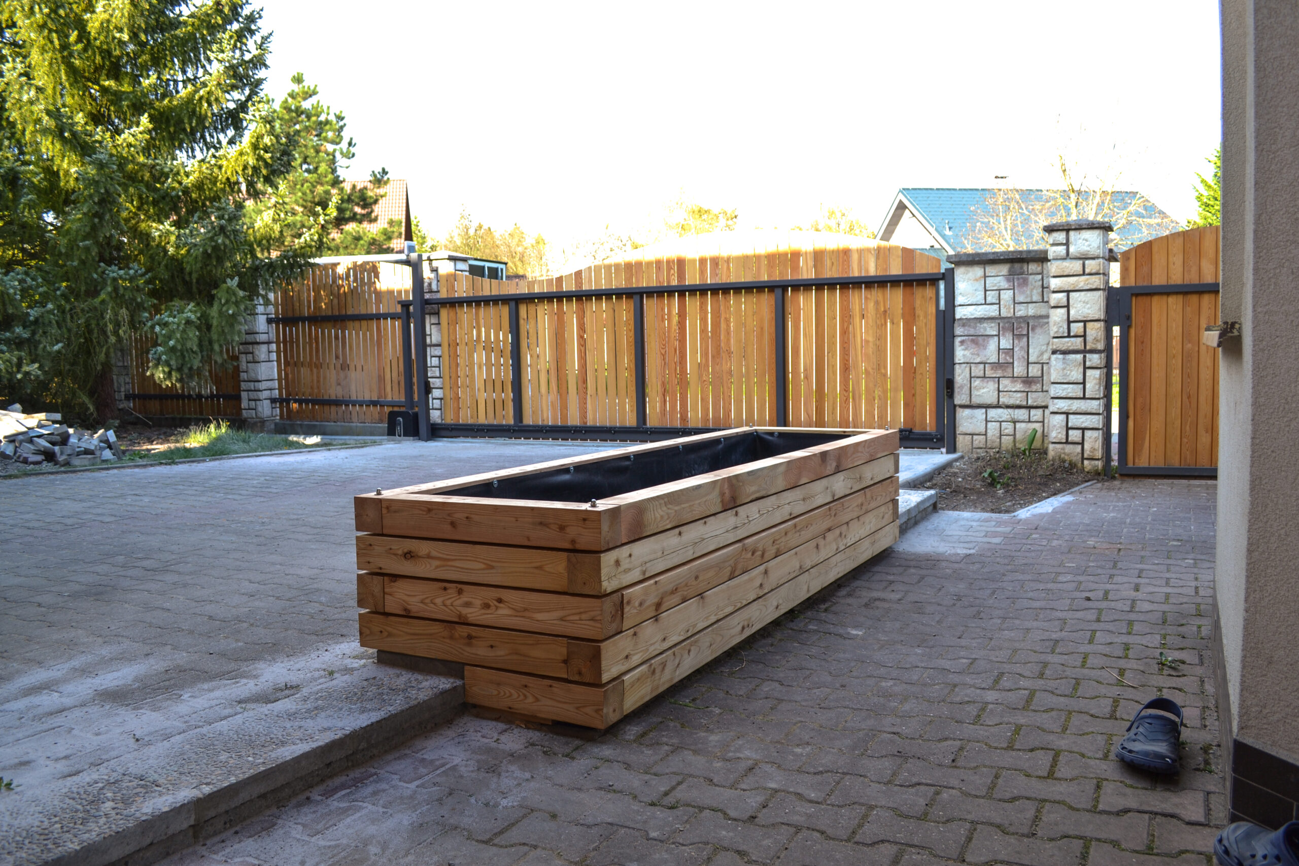 Fotografie plotu a květináče